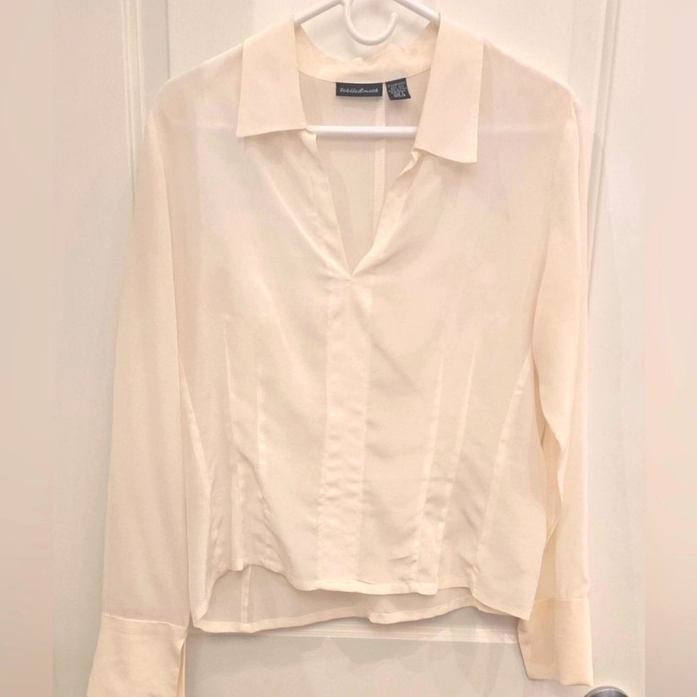 100% silk  Button-Up Blouse by Willi Smith, NWOT, size 8.